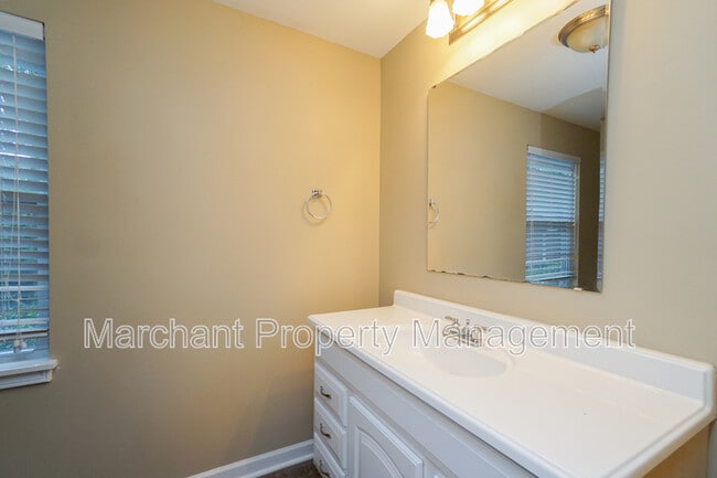 Building Photo - 717 Bennett St