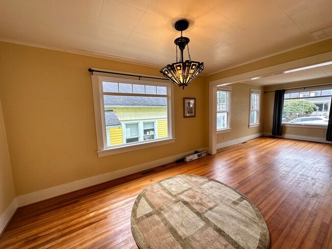 Building Photo - AVAILABLE NOW - 2 Bed 1.5 Bath Craftsman Home with Attached Garage & Office Space