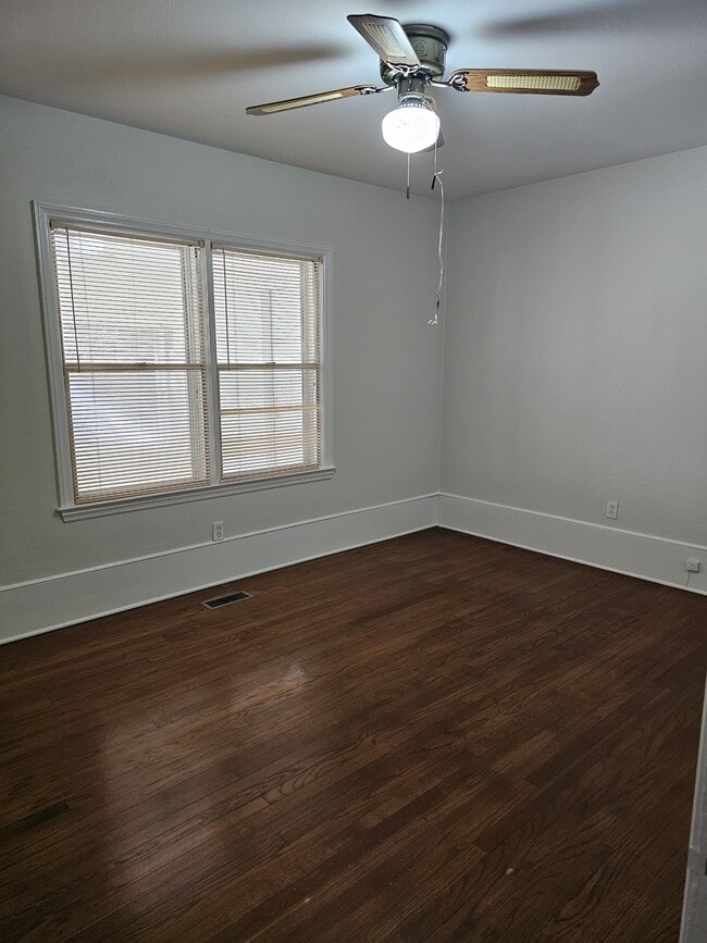 Building Photo - 1222 N Ridge Ave