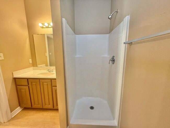 Building Photo - 4 Bedroom 3.5 Bath Duplex in East Tyler!