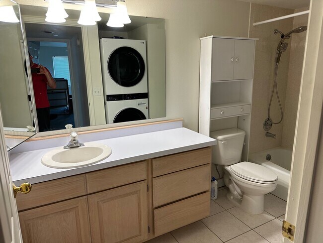 Building Photo - 2244 N Canyon Rd