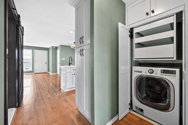 Building Photo - Beautiful 2 Bedroom, 1 Bathroom Condo In W...