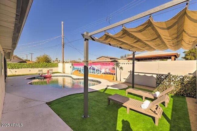 Building Photo - 310 E Papago Dr
