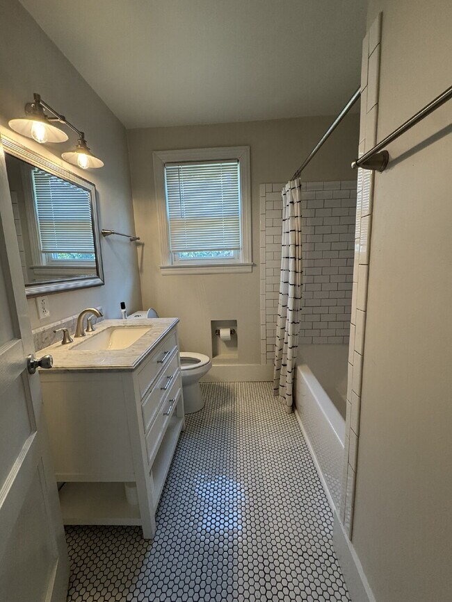 Building Photo - Charming 3 bedroom and 2 bathroom Cottage