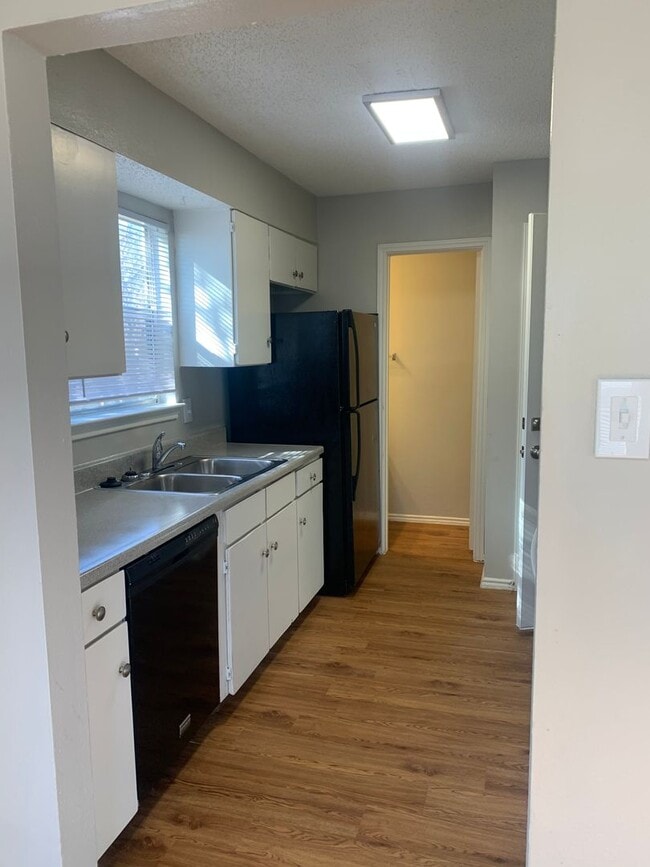 Building Photo - 3 bedroom 2 bath