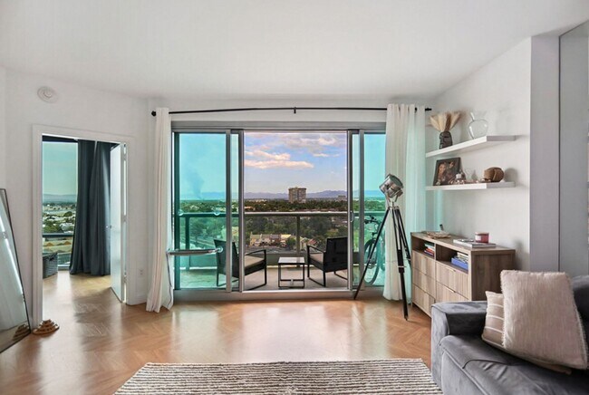 Building Photo - Turnberry Tower Beauty With Stunning Views