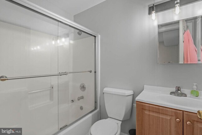 Building Photo - 413 W Beach Ave