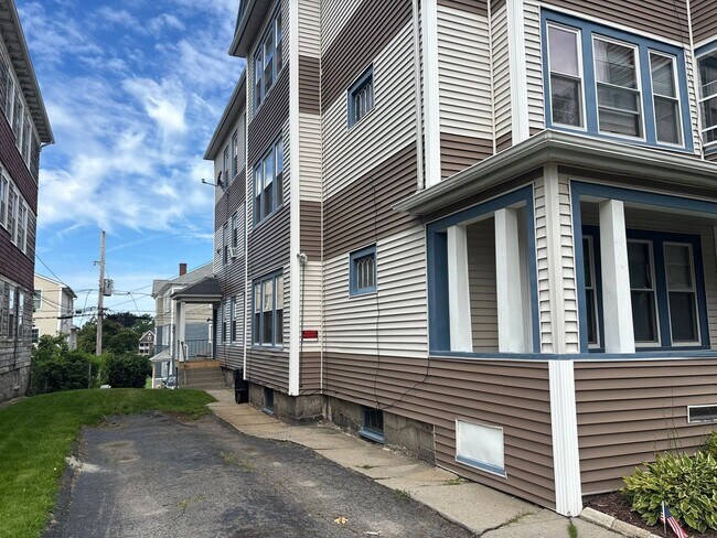 Building Photo - 17 N Woodford St