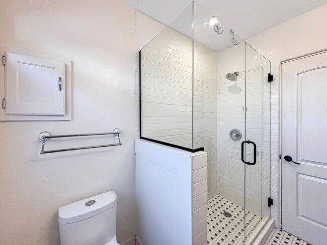 Building Photo - Beautiful 3BD/3BA House in Talmadge w/ ADU...