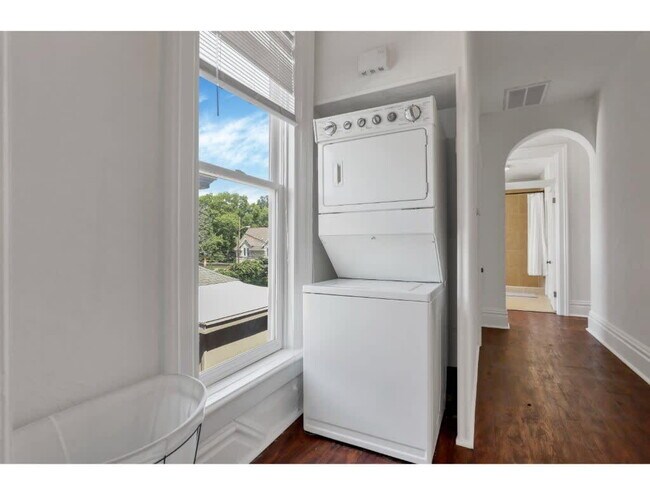 Building Photo - The Artist's Apt. | 2BR | Short North | +Parking