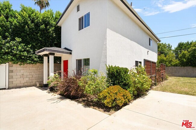Building Photo - 6652 Orion Ave