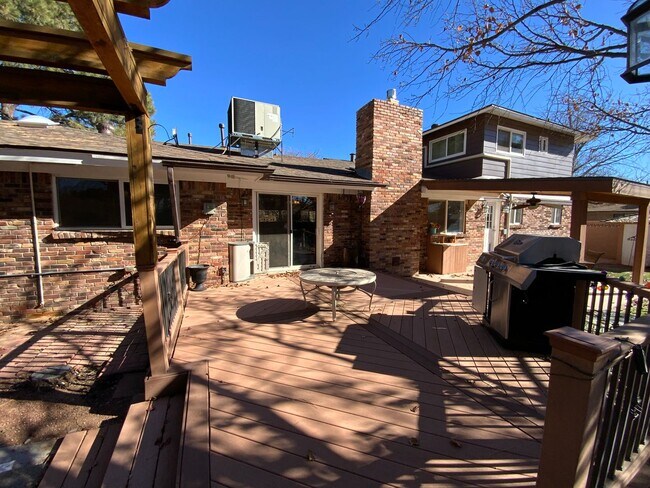 Building Photo - 5 Bedroom Home Available Near Wyoming Blvd NE & Comanche Rd NE!