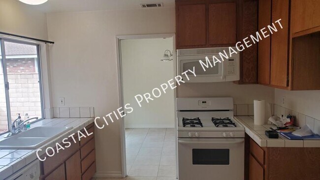 Building Photo - 1696 Carmel Cir E