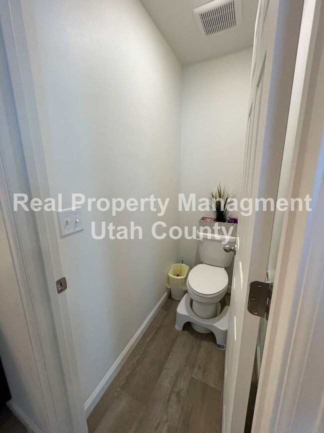 Building Photo - Beautiful Townhome in Pleasant Grove