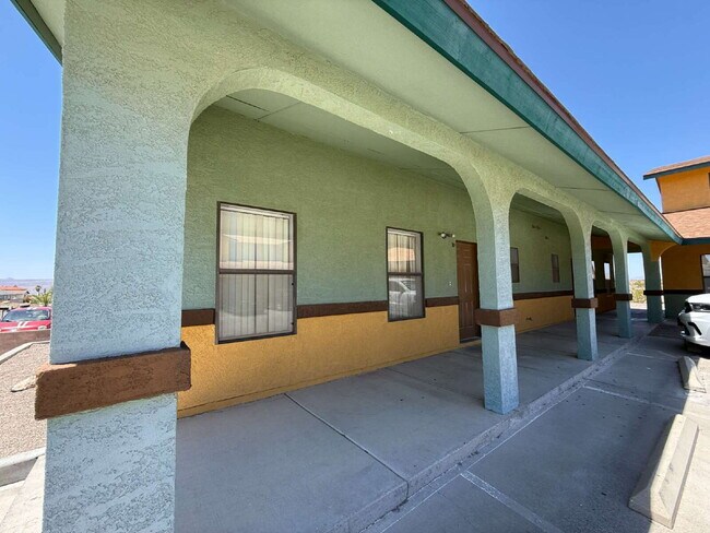 Building Photo - 2 bed 2.5 bath great location BHCRENT.COM to schedule a viewing