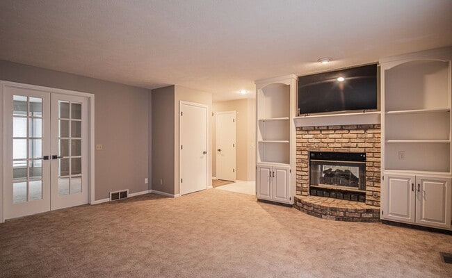 Building Photo - Stunning 4 Bedroom / 2.5 Bathroom Home | P...