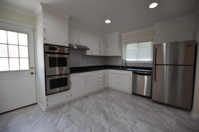 Building Photo - 4015 Heathfield Rd