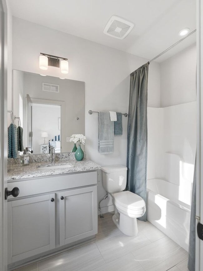 Building Photo - Gorgeous 3 bedroom end unit townhome with garage