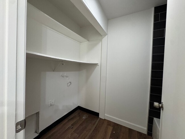 Building Photo - 1190 S Winery Ave