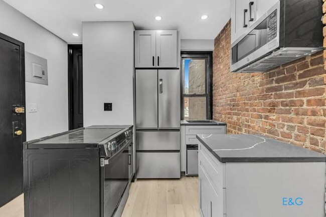 Building Photo - 3 bedroom in New York NY 10019