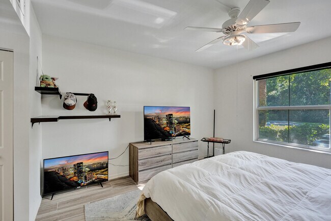 Building Photo - 2113 Tuscany Way