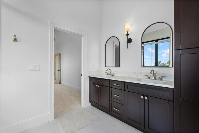 Building Photo - 1 18th Ave S