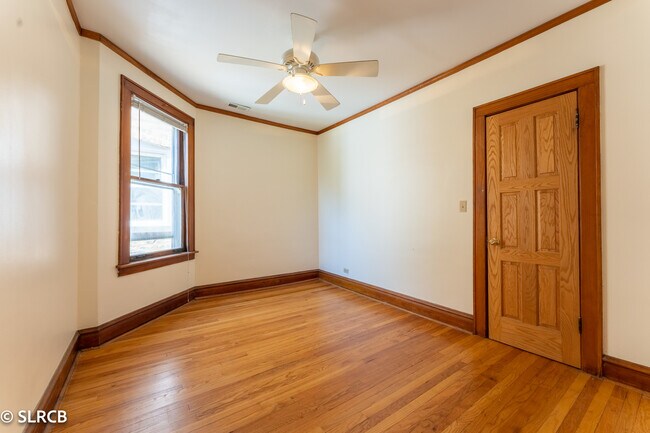Building Photo - 5325 W Montrose Ave
