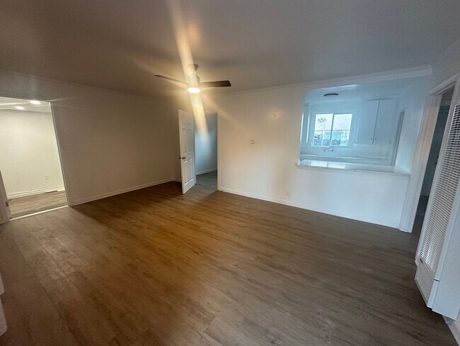 Building Photo - Affordable Duplex Unit. Move-in Ready
