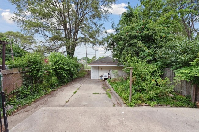 Building Photo - 4 Bedroom 2 Bath $1425