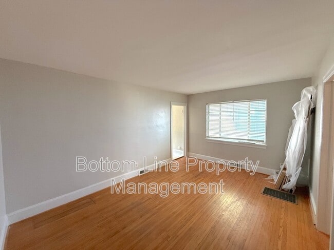 Building Photo - 1720 Garden Terrace
