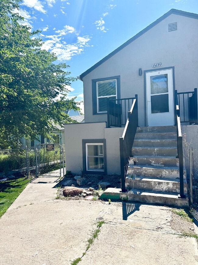 Building Photo - Garden Level Apartment Ready Now!