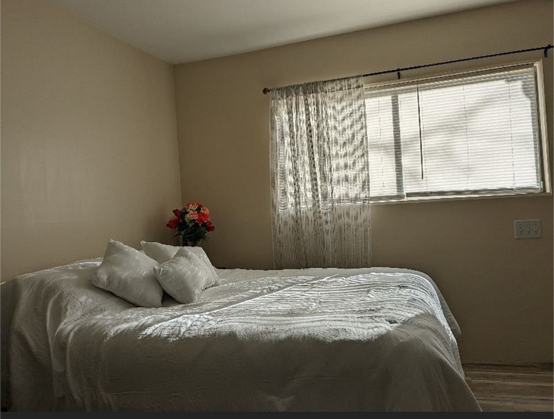 Queen bed w/bedding, curtains, blinds - 23 Rexford St
