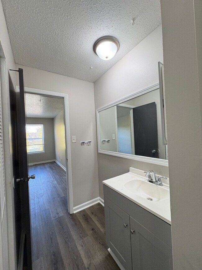 Building Photo - Remington On Rockville Living