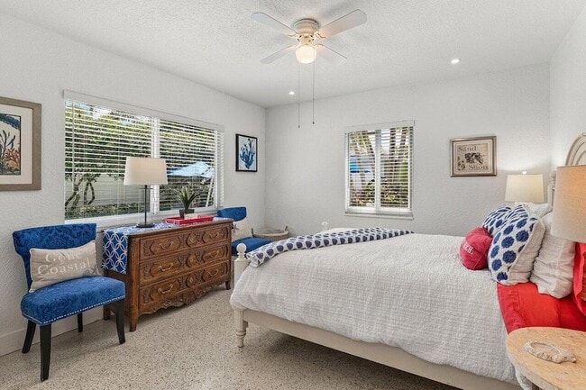 Building Photo - 340 NE 7th Ave