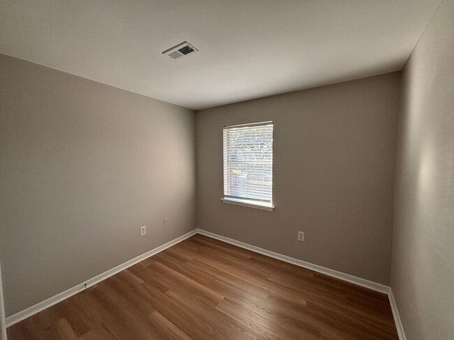 Building Photo - 415 Parkdale Dr