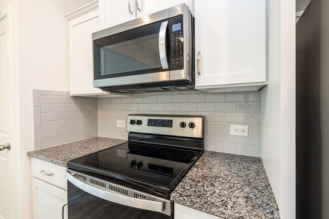Building Photo - BEAUTIFUL 2 Bedroom Townhome in MIDLAND- A...