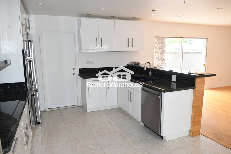 Building Photo - 2111 E Oxford Dr