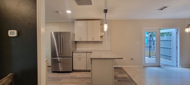 Building Photo - Charming 3/3 Condo