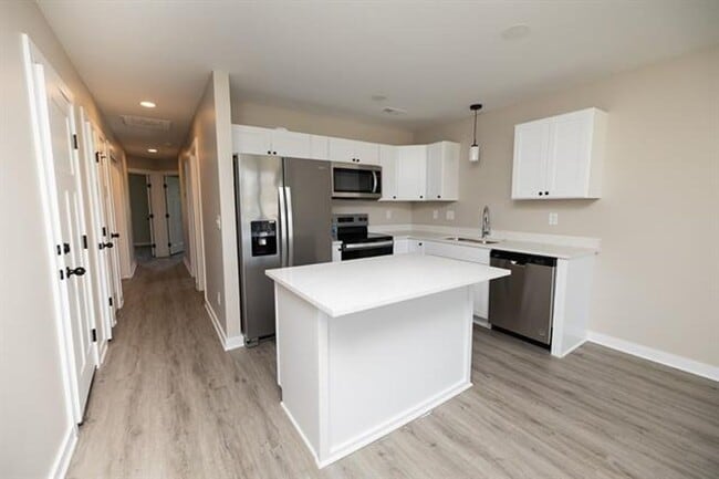 Building Photo - 542 W 50th Ct S