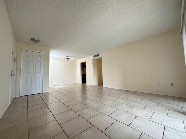 Building Photo - 518 Orange Dr