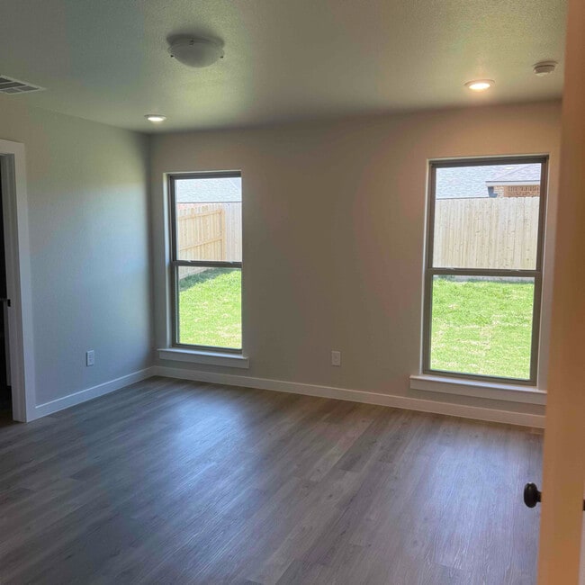 Building Photo - 3004 Buckthorn Dr