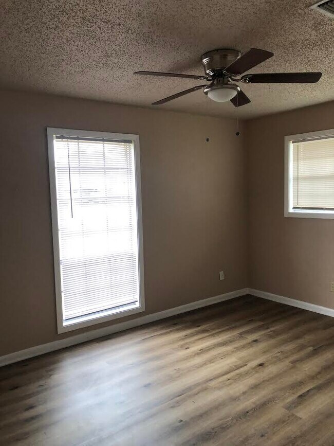 Building Photo - 123 Highland Dr