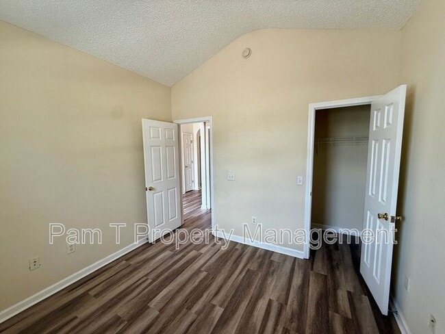 Building Photo - 3 Falkland Ave