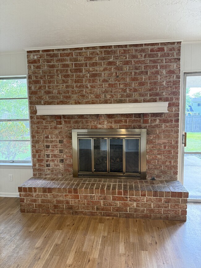 Building Photo - 880 Lockwood Dr