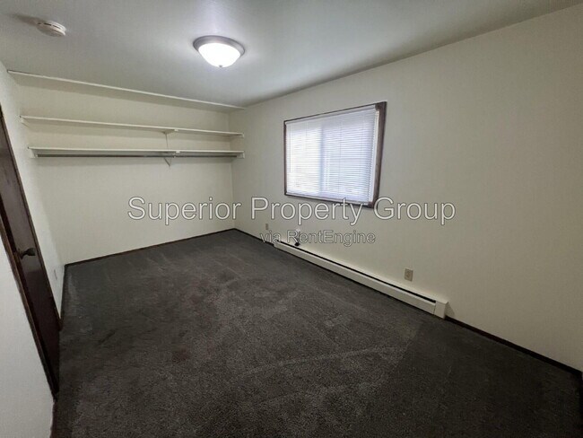 Building Photo - 714 N Oak St