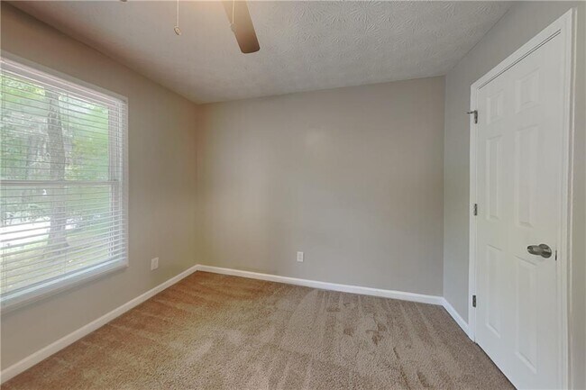 Building Photo - 135 Mill Pointe Dr