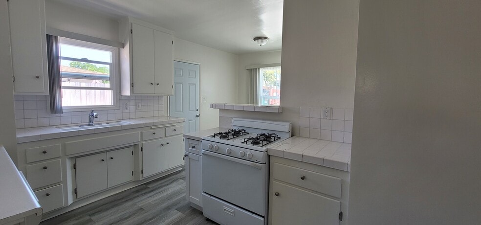 Building Photo - 25610 Oak St