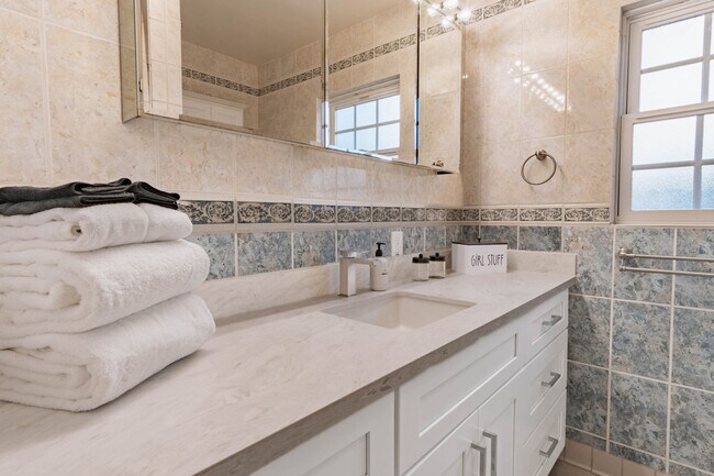 Building Photo - 5008 Onstad St