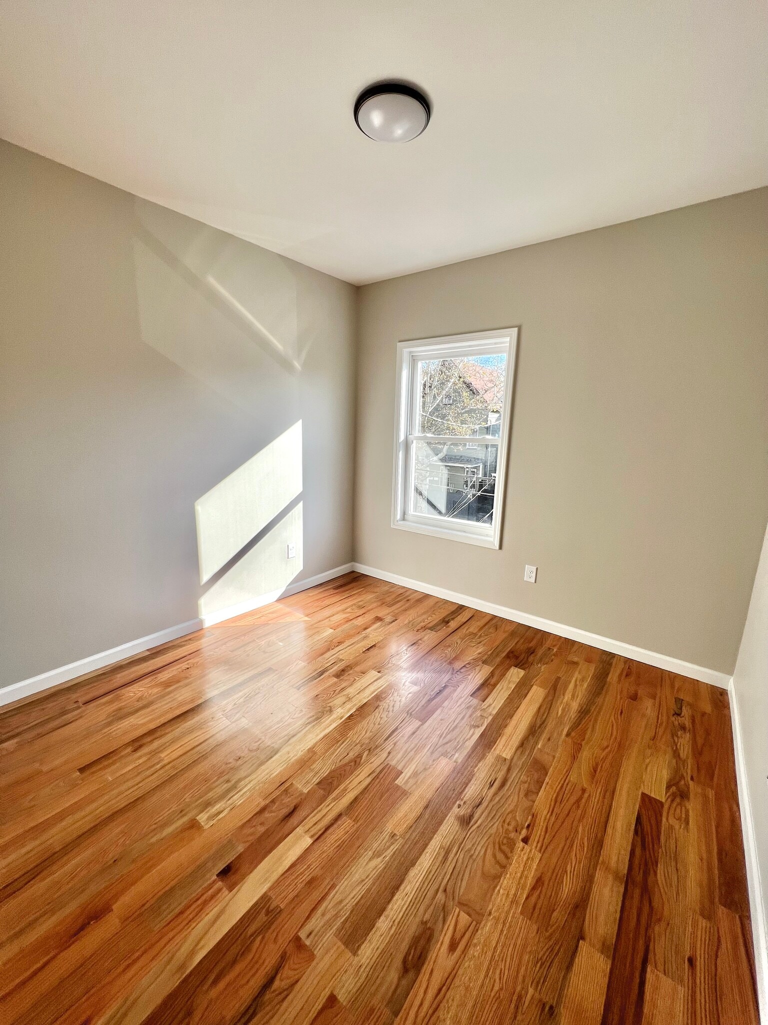 Building Photo - 154 Garside St