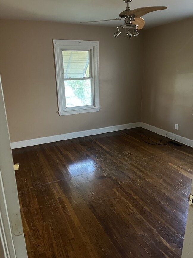 Building Photo - Updated 2 bedroom, 1 bathroom home